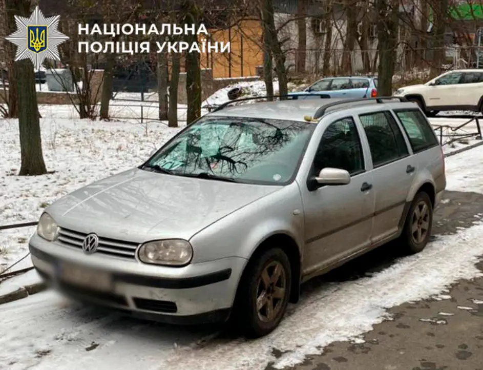 Закрепил на крыше автомобиля муляж противопехотной мины и ездил по городу: полицейские Киева привлекли водителя к административной ответственности  Источник: https://kyiv.npu.gov.ua/news/zakripyv-na-dakhu-avtomobilia-muliazh-protypikhotnoi-miny-ta-izdyv-mistom-politseiski-kyieva-prytiahnuly-vodiia-do-administratyvnoi-vidpovidalnosti?v=6952e06c458ba