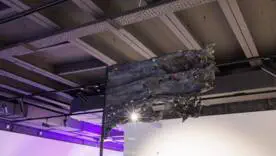 Из руин в искусство: украинский художник создал флаг из обломков атакованной ТЭС