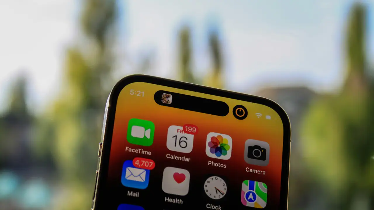 Ваш iPhone під прицілом: Apple б’є на сполох через «невидиму» загрозу