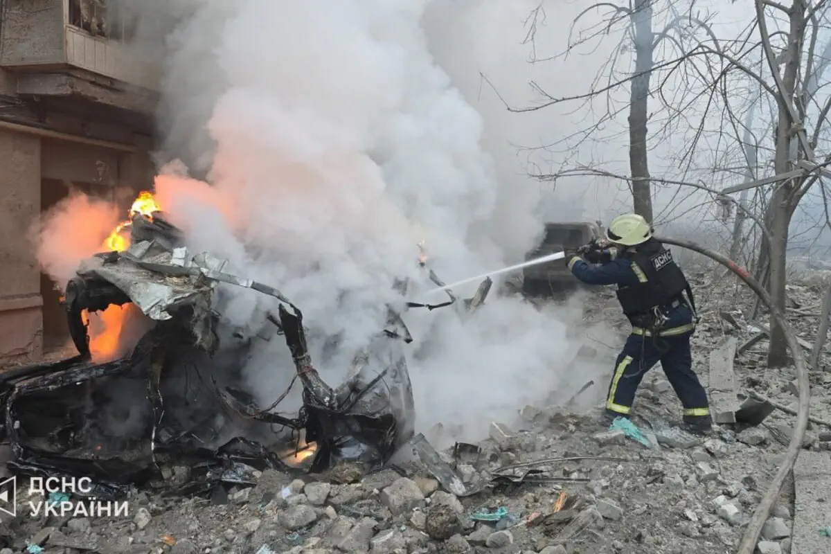 Росія розбомбила багатоповерхівку в Харкові в розпал міжнародних переговорів/Фото: ДСНС