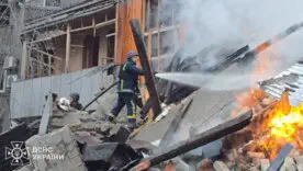 Росія розбомбила багатоповерхівку в Харкові в розпал міжнародних переговорів/Фото: ДСНС