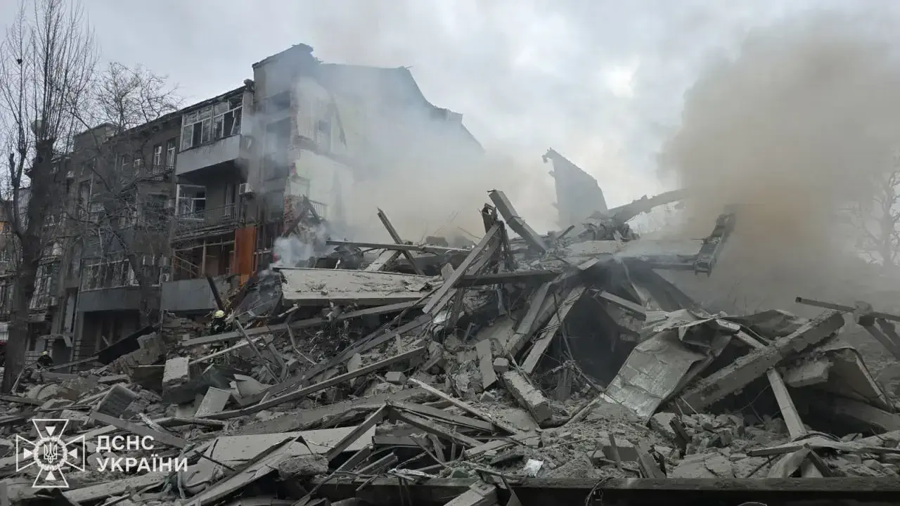П’ятиповерхівку стерто в порох: Росія вдарила ракетами по сплячих людях у житловій забудові Харкова
