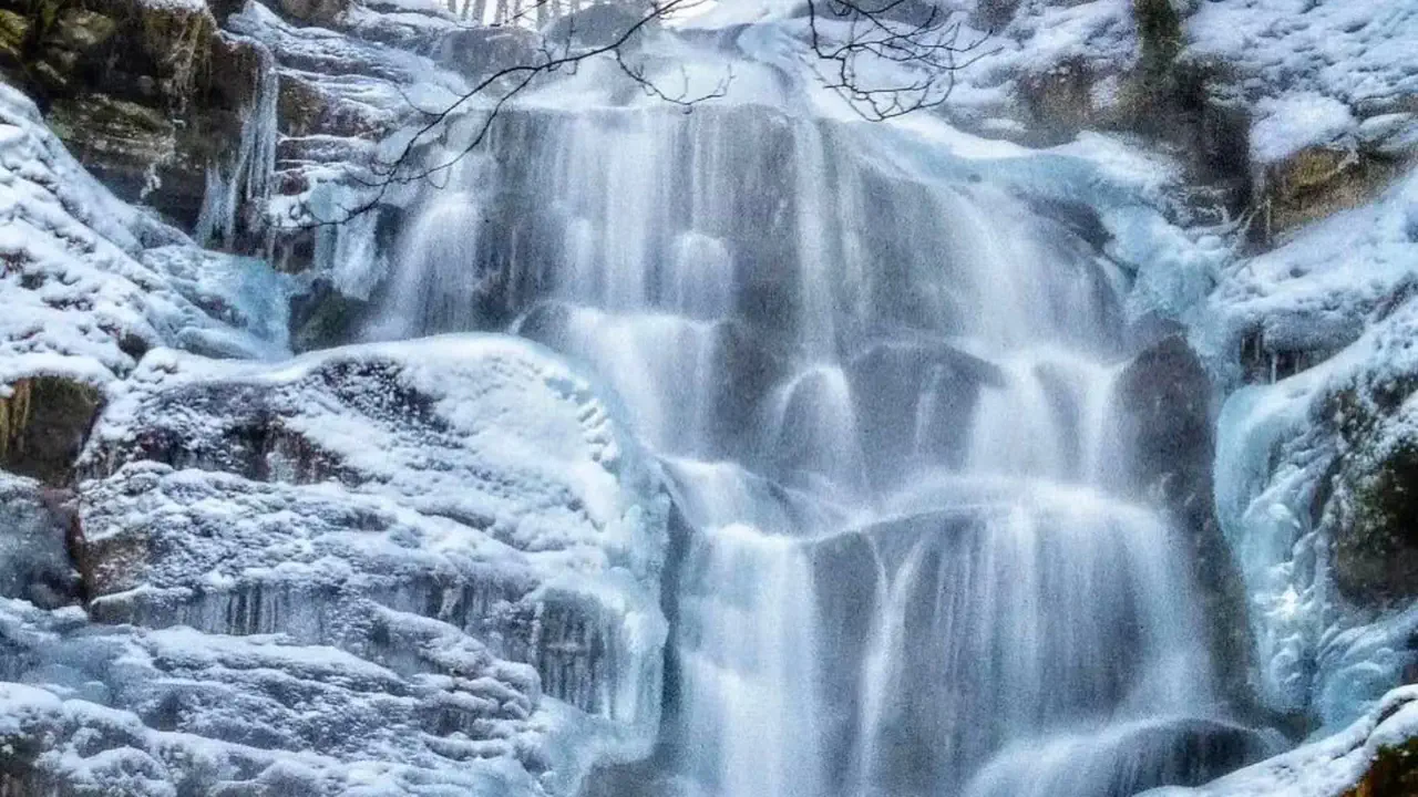 Замерзлі водограї Карпат: унікальні локації для зимових фото та вражень