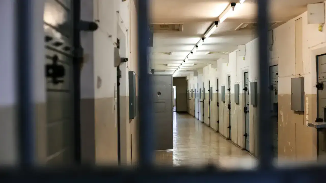 Новогодняя акция: трое заключённых воспользовались режимом "открытых дверей", пока охрана ела оливье