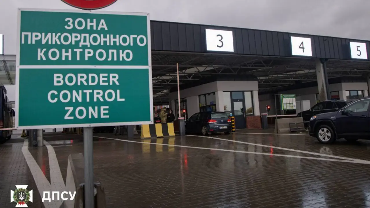 Отмечается, что въехать в Украину он пытался на автобусе через пункт пропуска «Чоп»