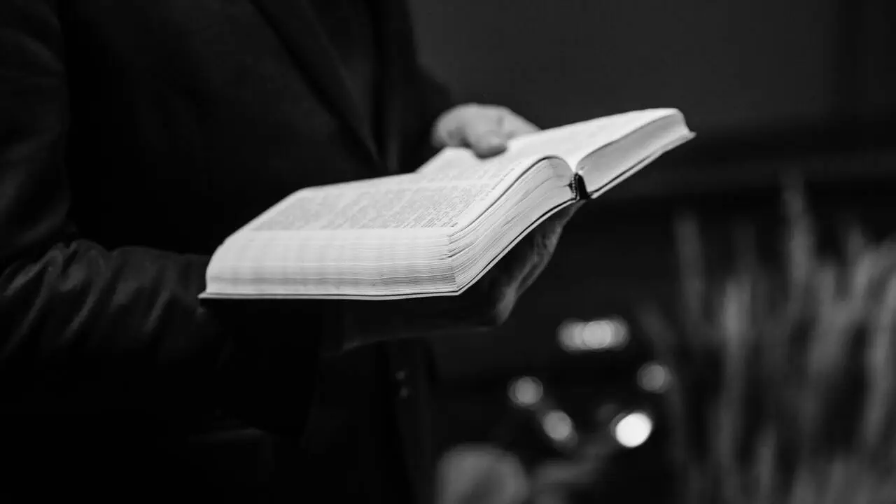 Продажі Біблій б’ють рекорди: покоління Z повертається до релігії