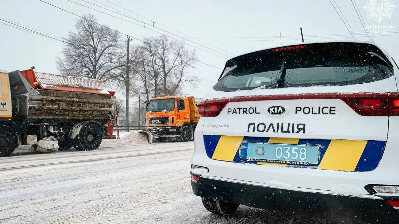 Наслідки негоди: 899 ДТП за добу в Україні та перелік перекритих трас