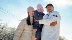 Александр Усик с дочкой и женой