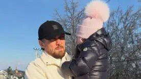 Александр Усик с дочкой