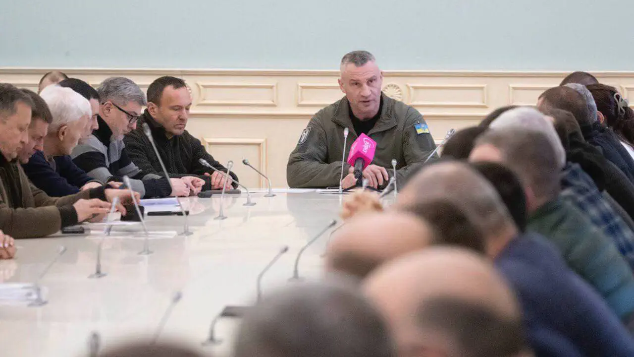 Энергетики работают без перерыва: жители столицы сидят без света более 10 часов