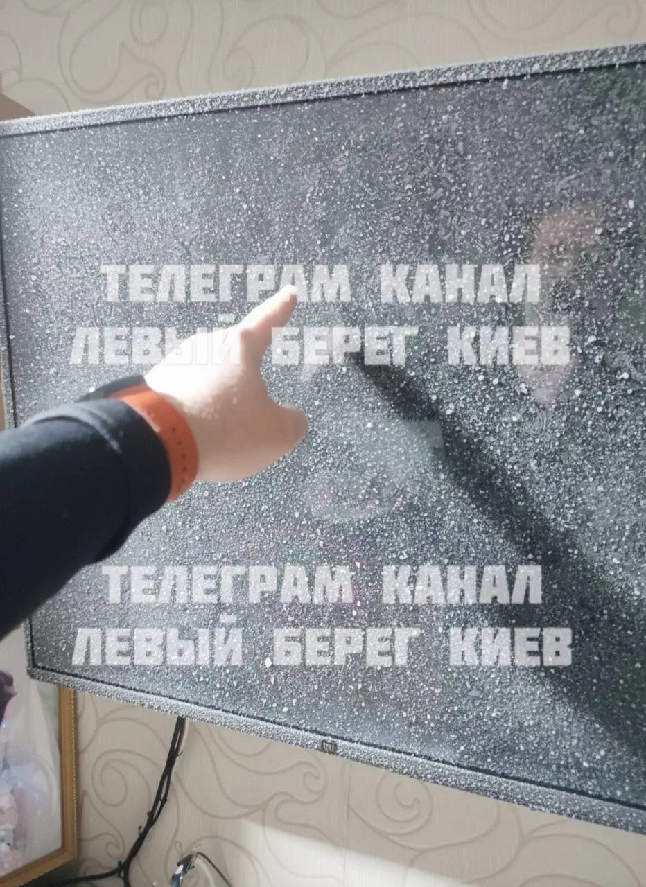 В одній з квартир на лівому березі Києва телевізор вкрився тонким шаром льоду