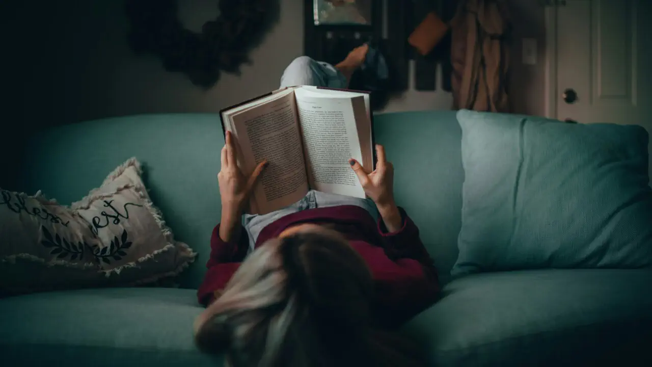 Феномен «книжного похмелья»: как мозг реагирует на потерю связи с вымышленными персонажами