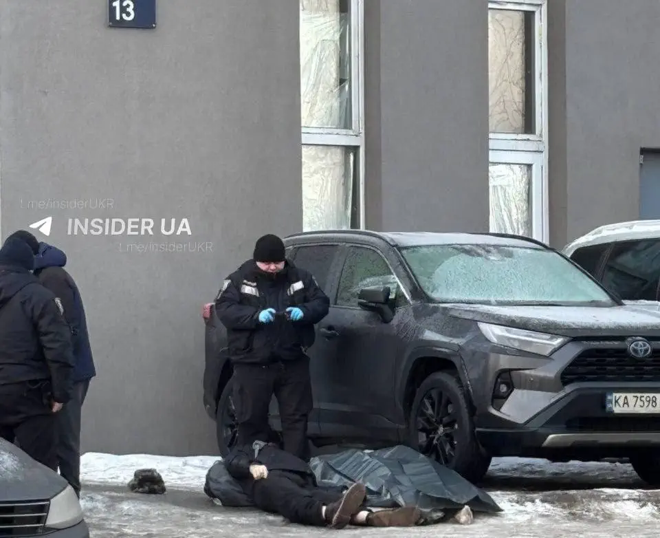 У Києві чоловік послизнувся на ожеледі, розбив голову і загинув по дорозі до метро