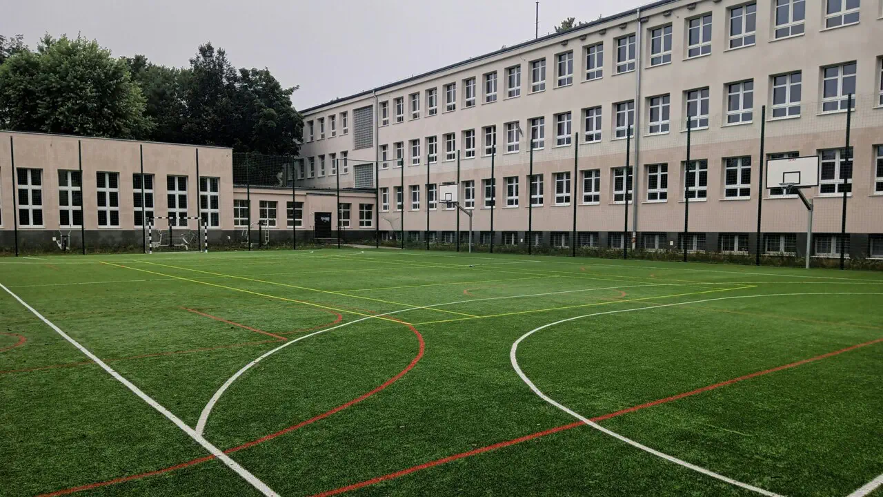 11-річна школярка знайшла тіло чоловіка на спортивному полі під час уроку