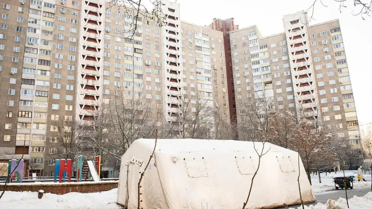 Тисячі будинків Києва без тепла, а в регіонах тривають екстрені ремонти після балістичних ударів РФ