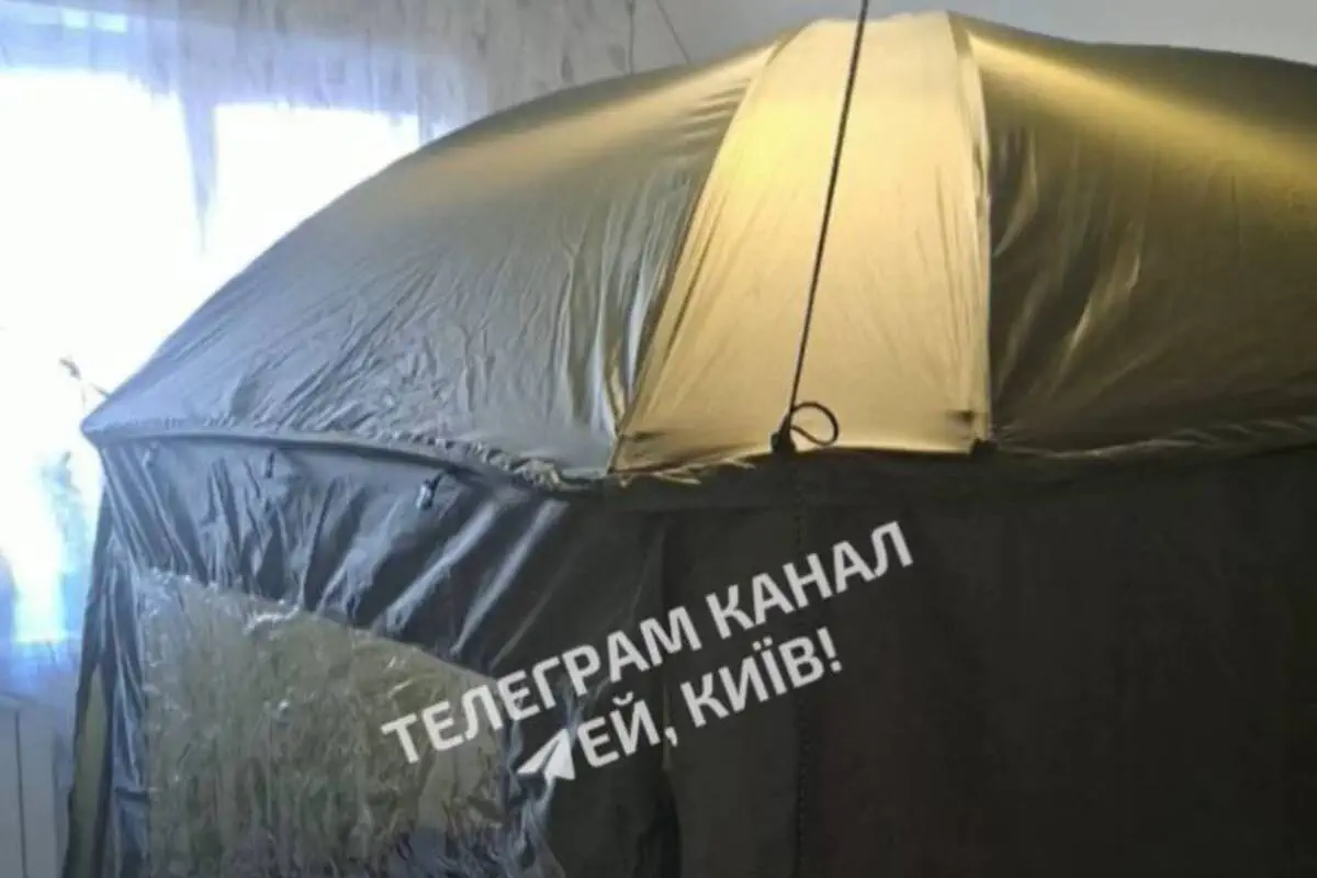 Кияни змушені ставити намети просто у власних квартирах, аби хоч якось зігрітися після атак росіян на енергетичну інфраструктуру 