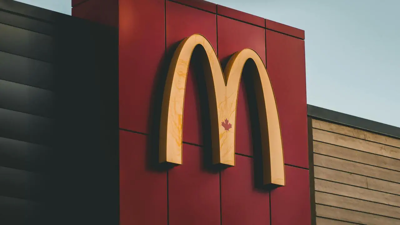 19-летний работник McDonald's арестован за мошенничество с клиентскими платежами