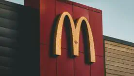 19-летний работник McDonald's арестован за мошенничество с клиентскими платежами