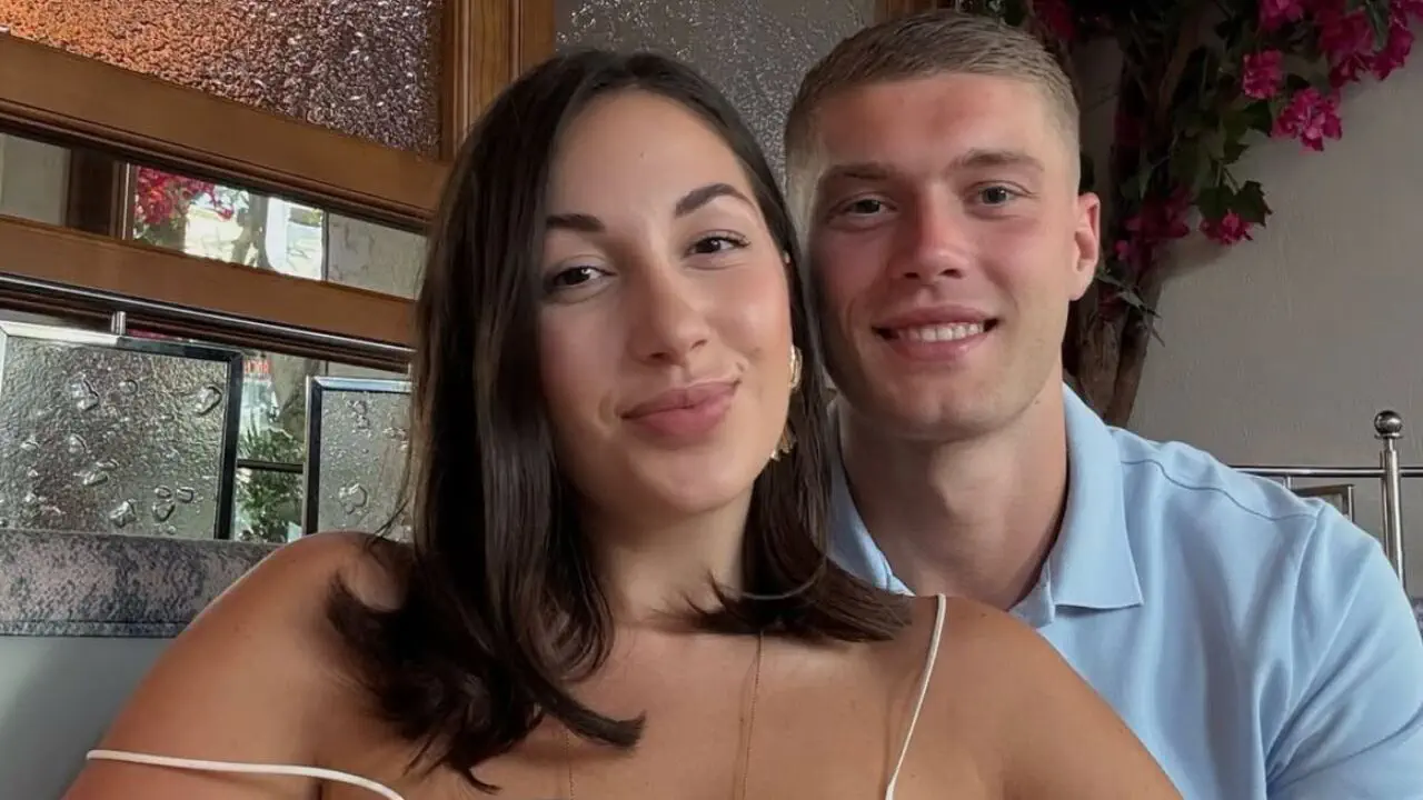 Артём Довбик с женой