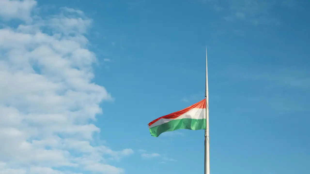 Угорщина запускає кампанію проти допомоги Україні, а уряд запустив програму «СвітлоДім»