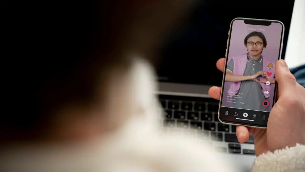 Пользователи массово удаляют TikTok. Что произошло и почему это связано с Трампом?