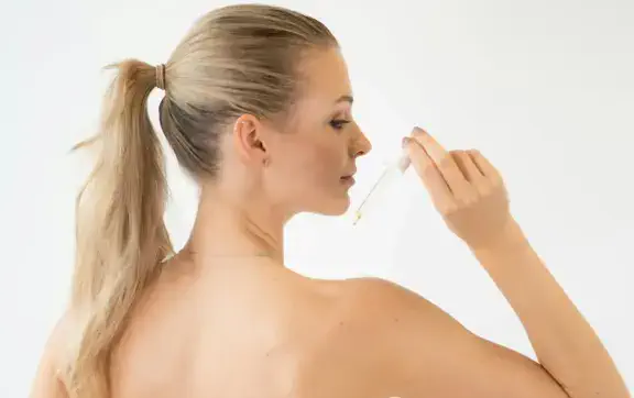 Не тільки для обличчя: чому ретинол – це маст-хев для молодості вашого тіла