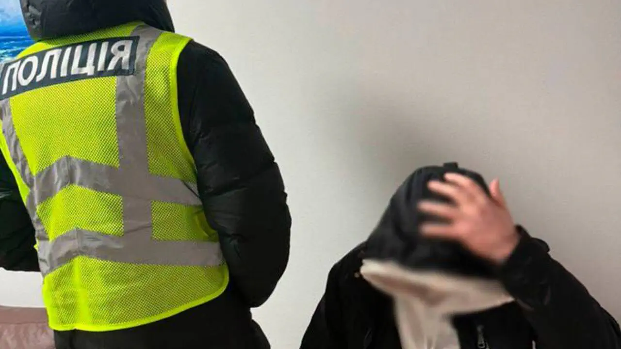 Смартфон як приманка: поліція Києва затримала чоловіка за розбещення трьох дітей