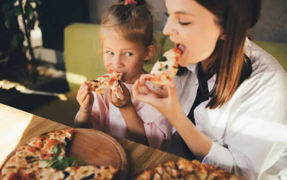 Большинство людей едят пиццу неправильно. Уильям Хэнсон объясняет почему