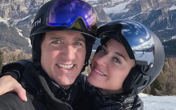 Кэти Перри показала, как выглядит настоящая любовь: горные пейзажи, Трюдо и платья из оптоволокна