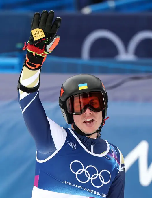 Гірськолижник Дмитро Шеп'юк після виступу на Олімпіаді показав напис на рукавичці «Українські герої з нами»