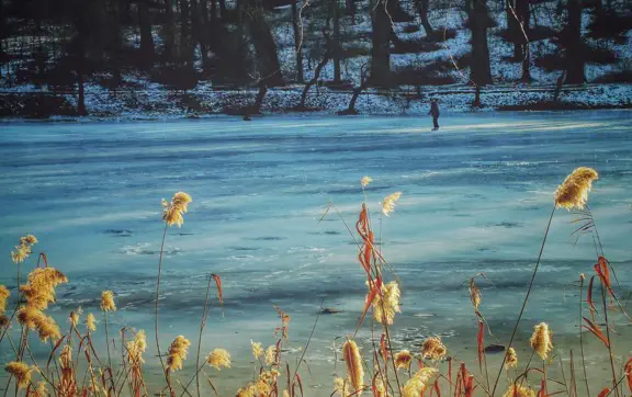 При выходе зимой на замёрзший водоём следует придерживаться рекомендаций и правил поведения.