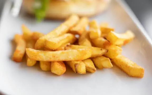 Картофель фри, который получается хрустящим без фритюра и лишнего жира