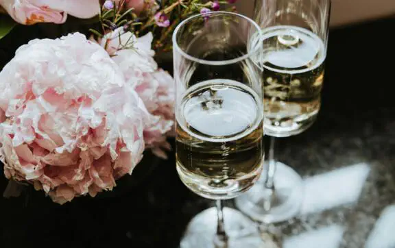 "Сложные вина мешают поцелуям": интервью о том, как сделать День влюблённых невероятным