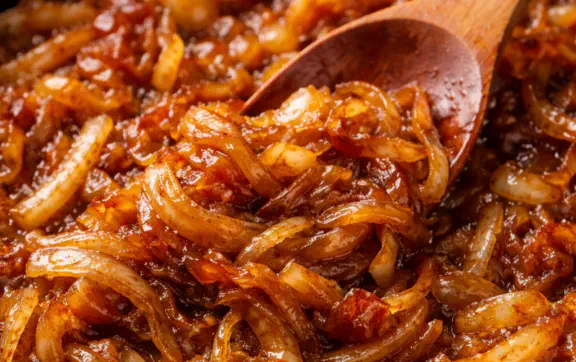 Карамелизированный лук без лишней возни: простой способ ускорить процесс