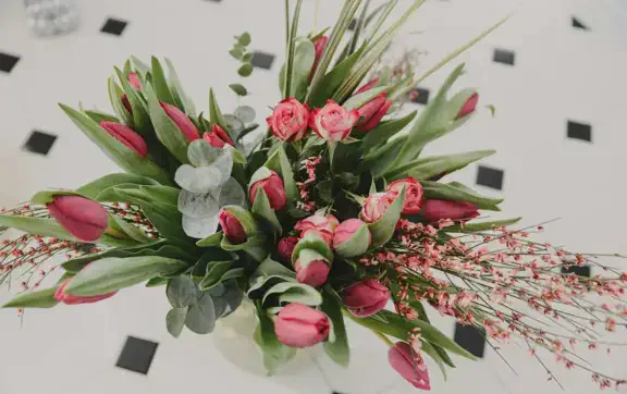 Как сохранить цветы свежими в вазе: 4 простых шага от флориста