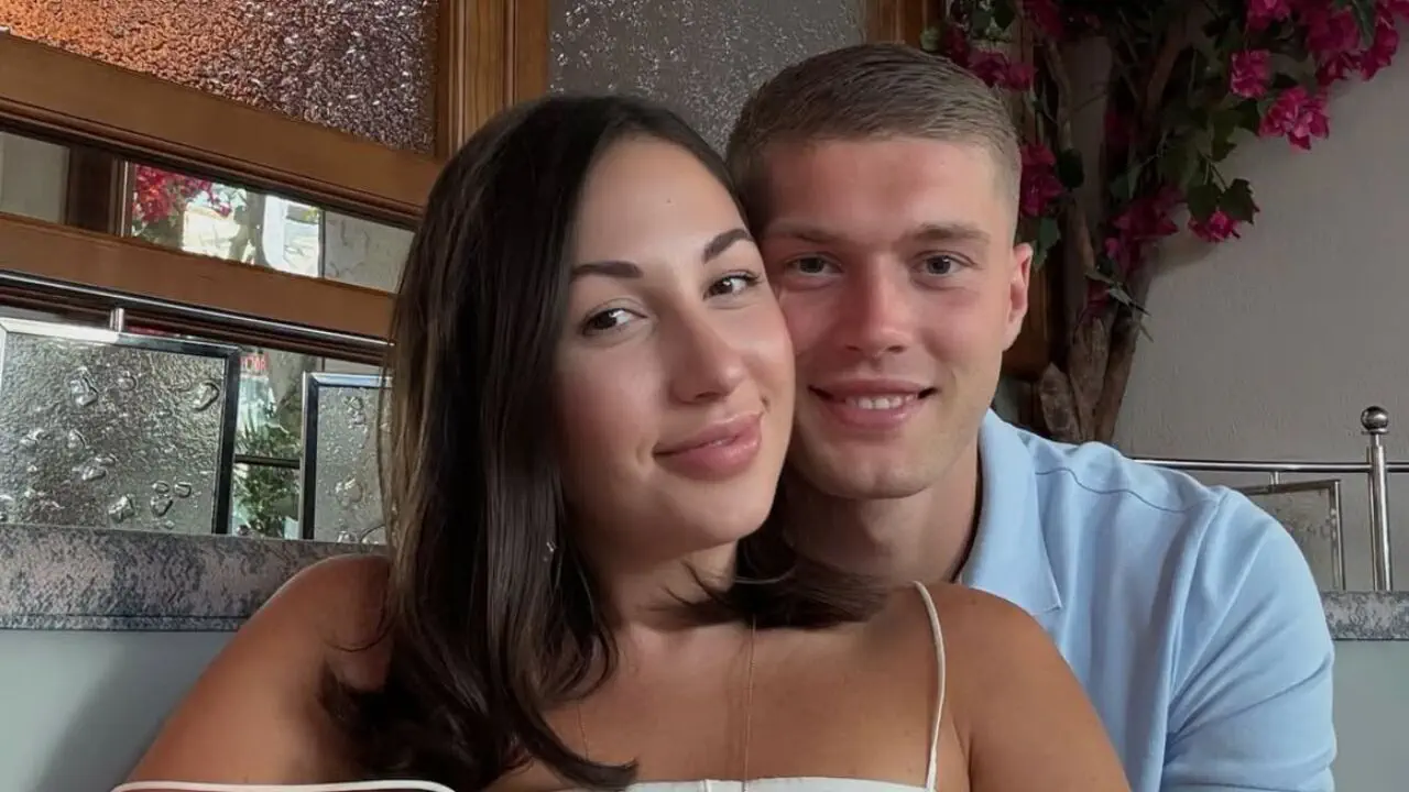 Артём Довбик с женой