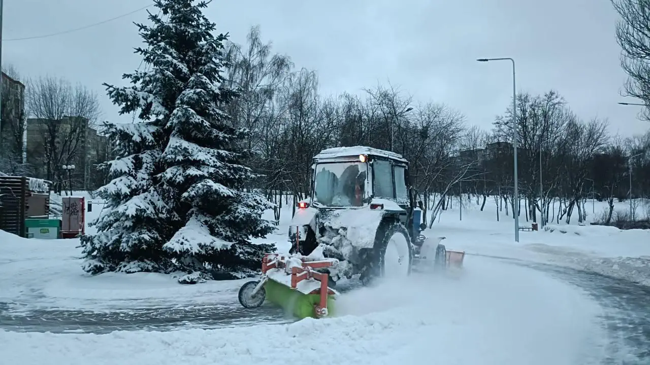 Из-за сильной гололедицы дороги фактически превратились в каток