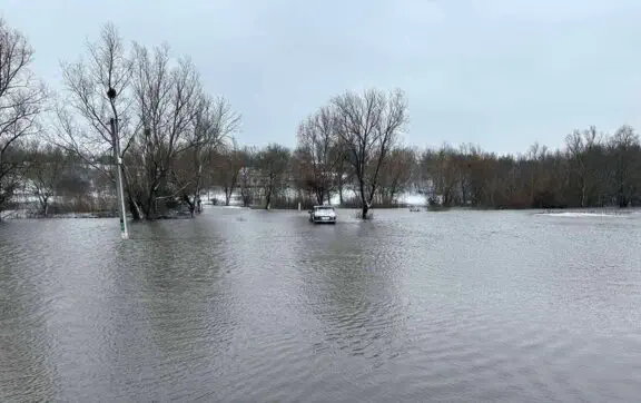 В результате оттепели и сильных осадков произошло масштабное наводнение в различных регионах Украины.
