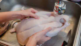 Почему нельзя мыть курицу перед приготовлением: советы по безопасности