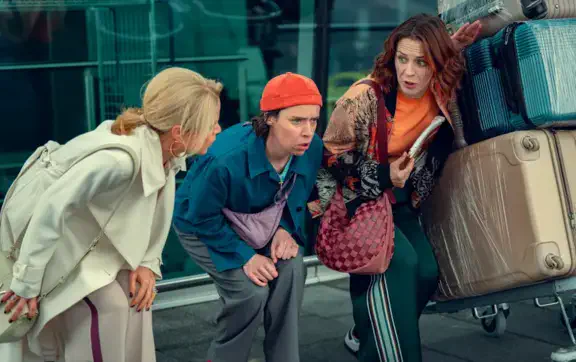 Уже на Netflix: три подруги, поминки и куча секретов в сериале "Как попасть на небеса из Белфаста"