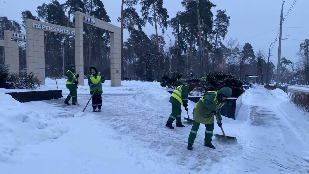 Последствия непогоды и дорожная ситуация в столице. Пробуксовка автомобилей, транспорта из-за скользкого покрытия