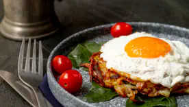 Превратите обычные яйца в гастрономический завтрак с кунжутом