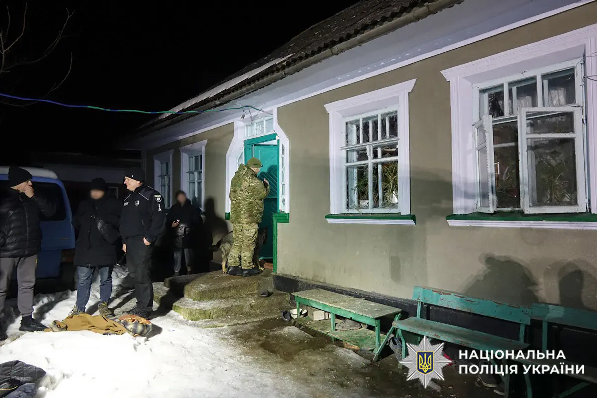 Поліцейські з’ясовують обставини вибуху у житловому будинку/Фото: Нацполіція