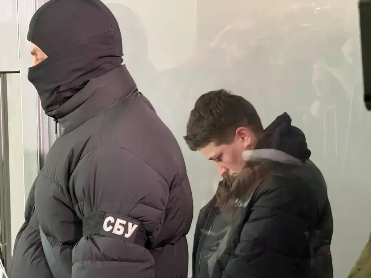 Підозрювана у залі суду / Фото: Ґрати