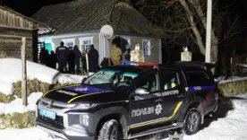 Поліцейські з’ясовують обставини вибуху у житловому будинку/Фото: Нацполіція