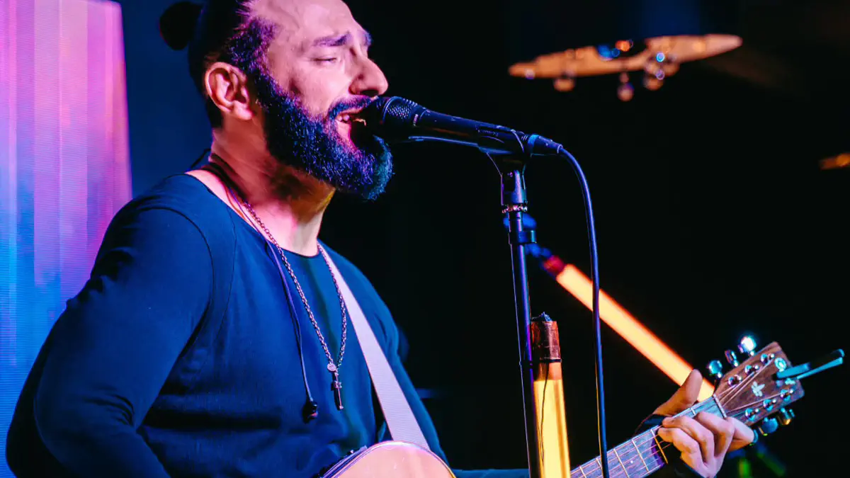 Квартиру Kishe полностью разгромили 11 подростков — вещи летели на улицу с 9 этажа