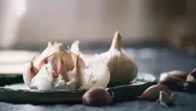 Как легко очистить чеснок: кулинарный лайфхак для экономии времени