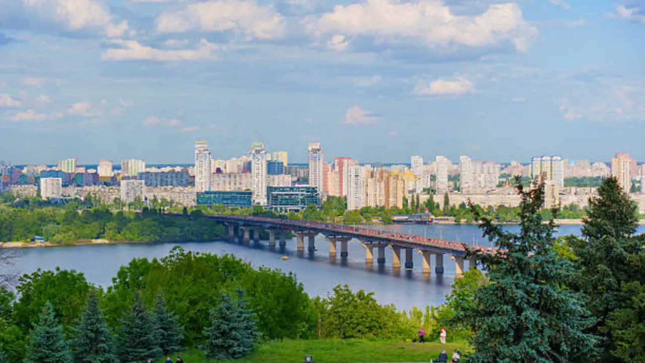 Экстремальные меры безопасности на мосту Патона: что советуют водителям Киева