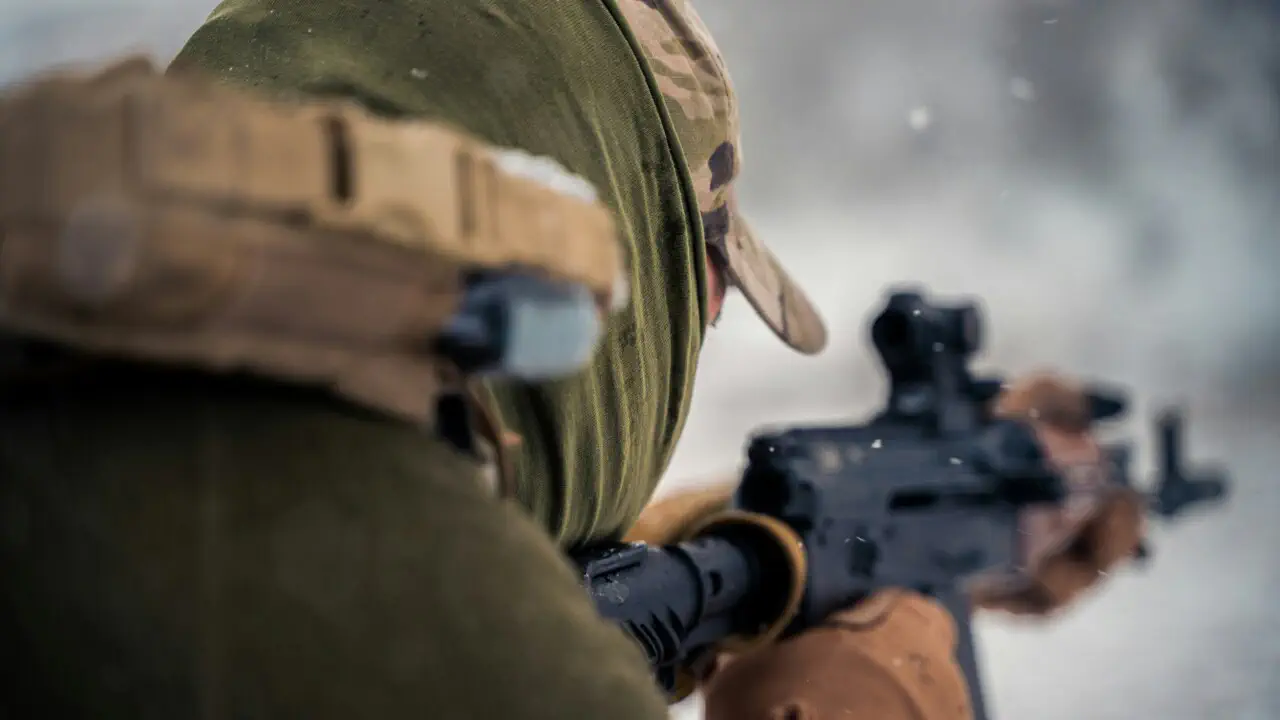 Світ готується до війни, з Херсонщини евакуювали сімʼю, а двох полонених рф передасть Сіярто