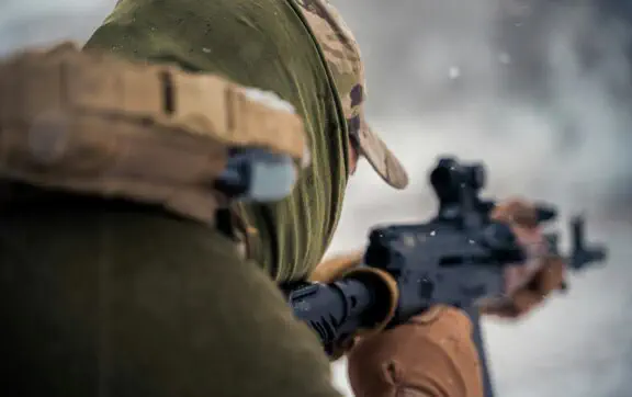 Мир готовится к войне, из Херсонщины эвакуировали семью, а двоих пленных РФ передаст Сиярто